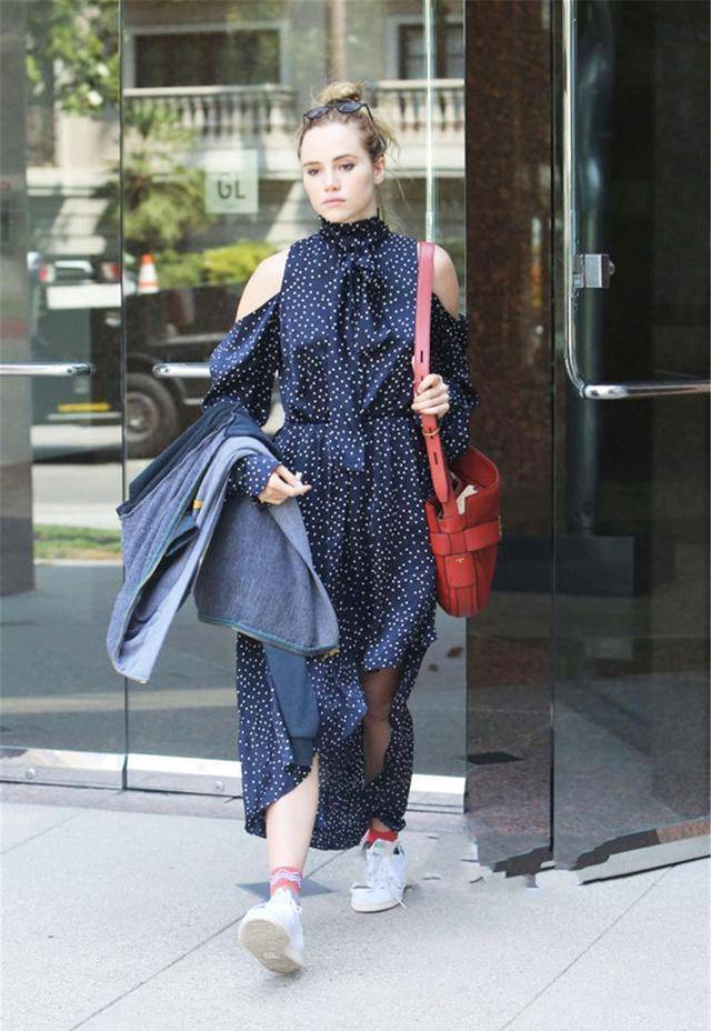 最近火了一种裙子,叫"法式裙",优雅古典上档次,上身很高级_凉鞋_穆勒