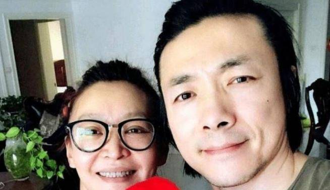 他是黄晓明的同学,马苏的老师,如今46岁的祖峰还没妻子混得好_天池