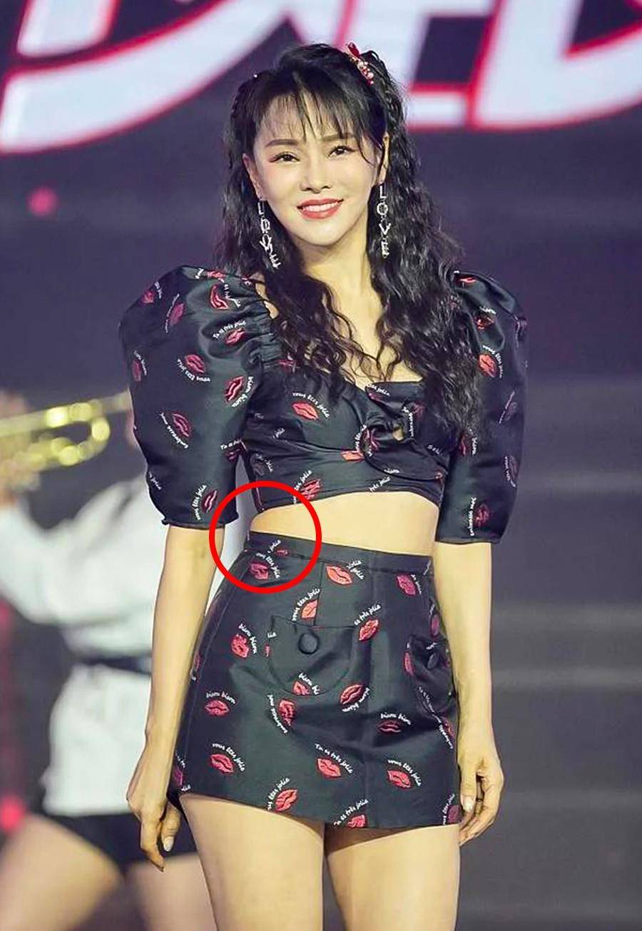 伊能静对自己真狠,穿t恤还露脐,上衣紧身勒出赘肉,52岁可真拼_黑色