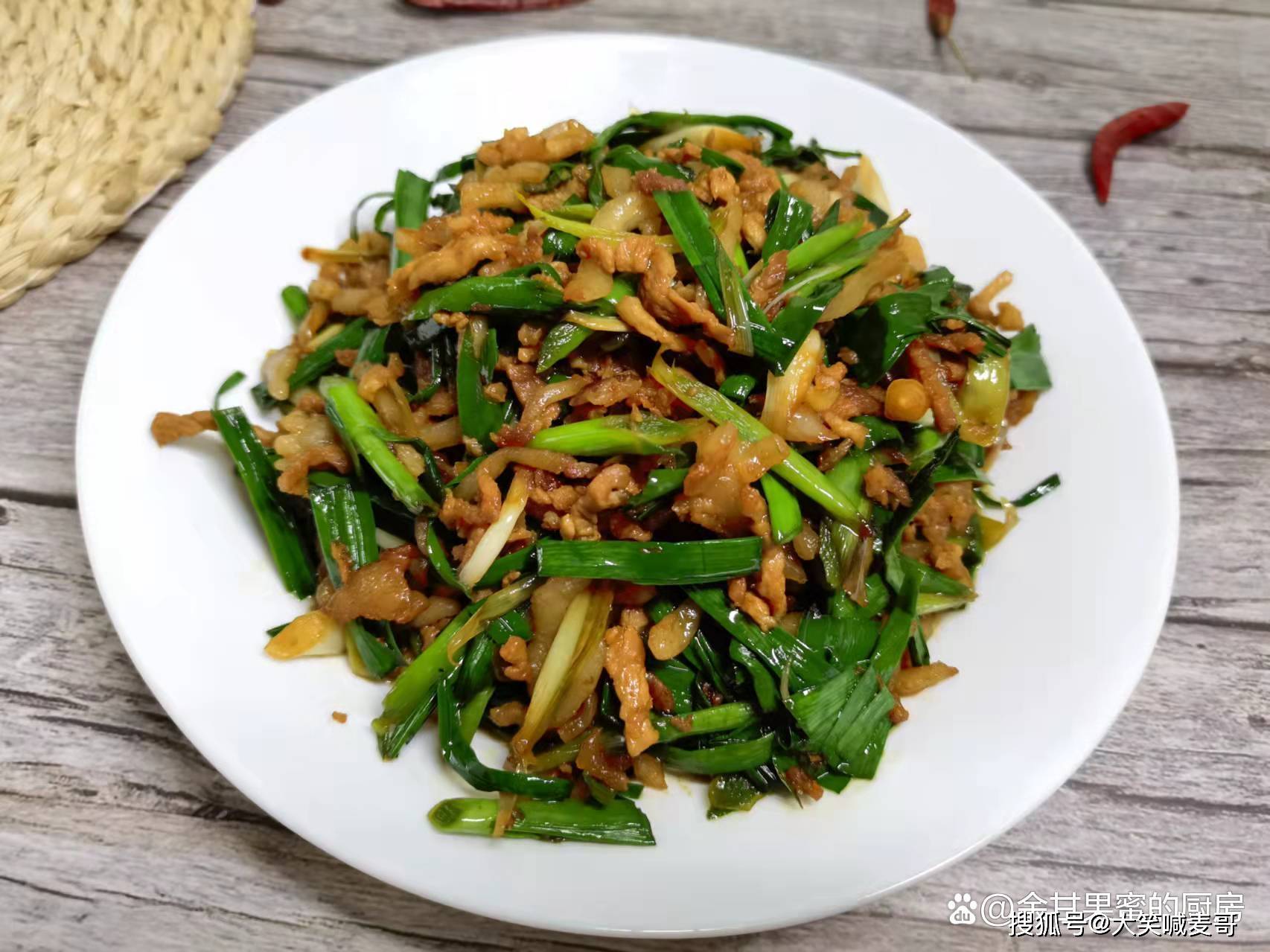 当季此蔬菜正鲜嫩,加点肉丝炒一炒,鲜香不腻的下饭菜