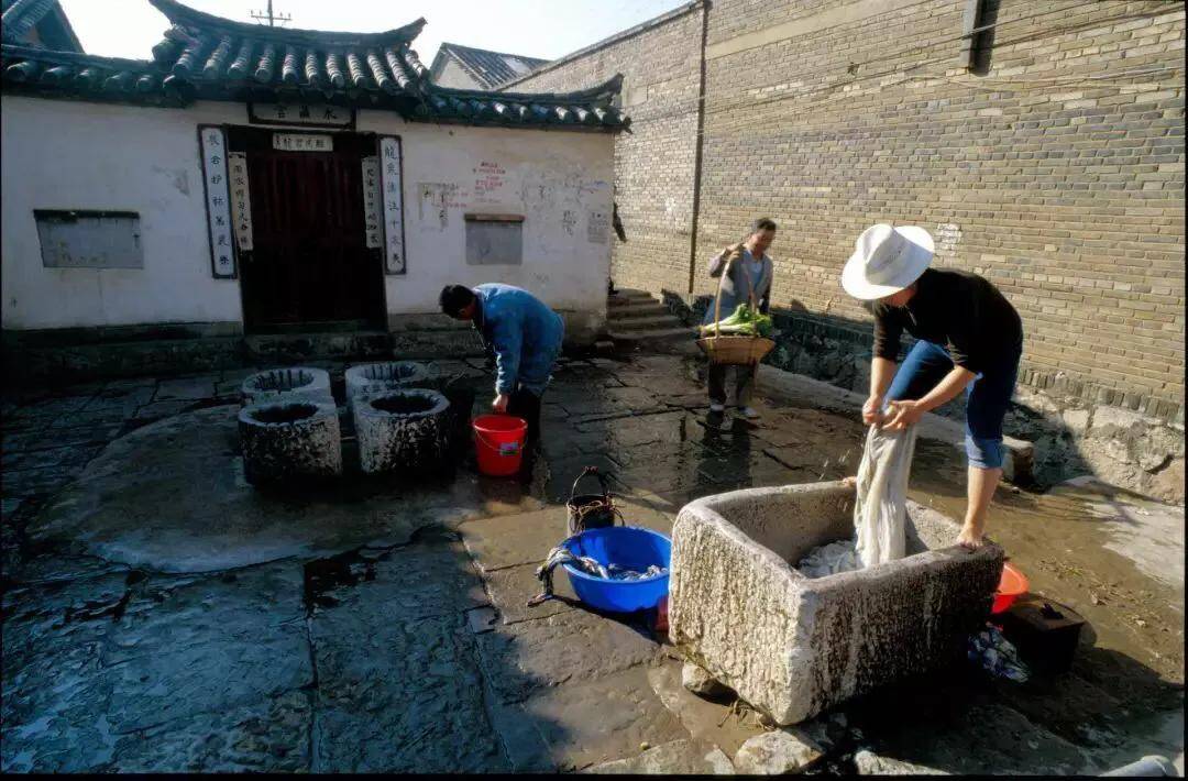 建水古城的古井有多少,根據我參觀建水古城裡的朱家花園,裡面有一個