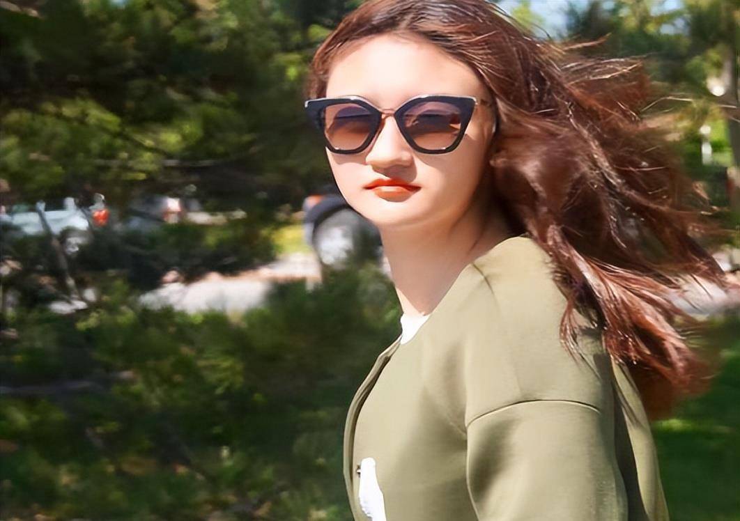 原创陆子艺4岁成名后因长相被骂伤心出国现在过得如何了