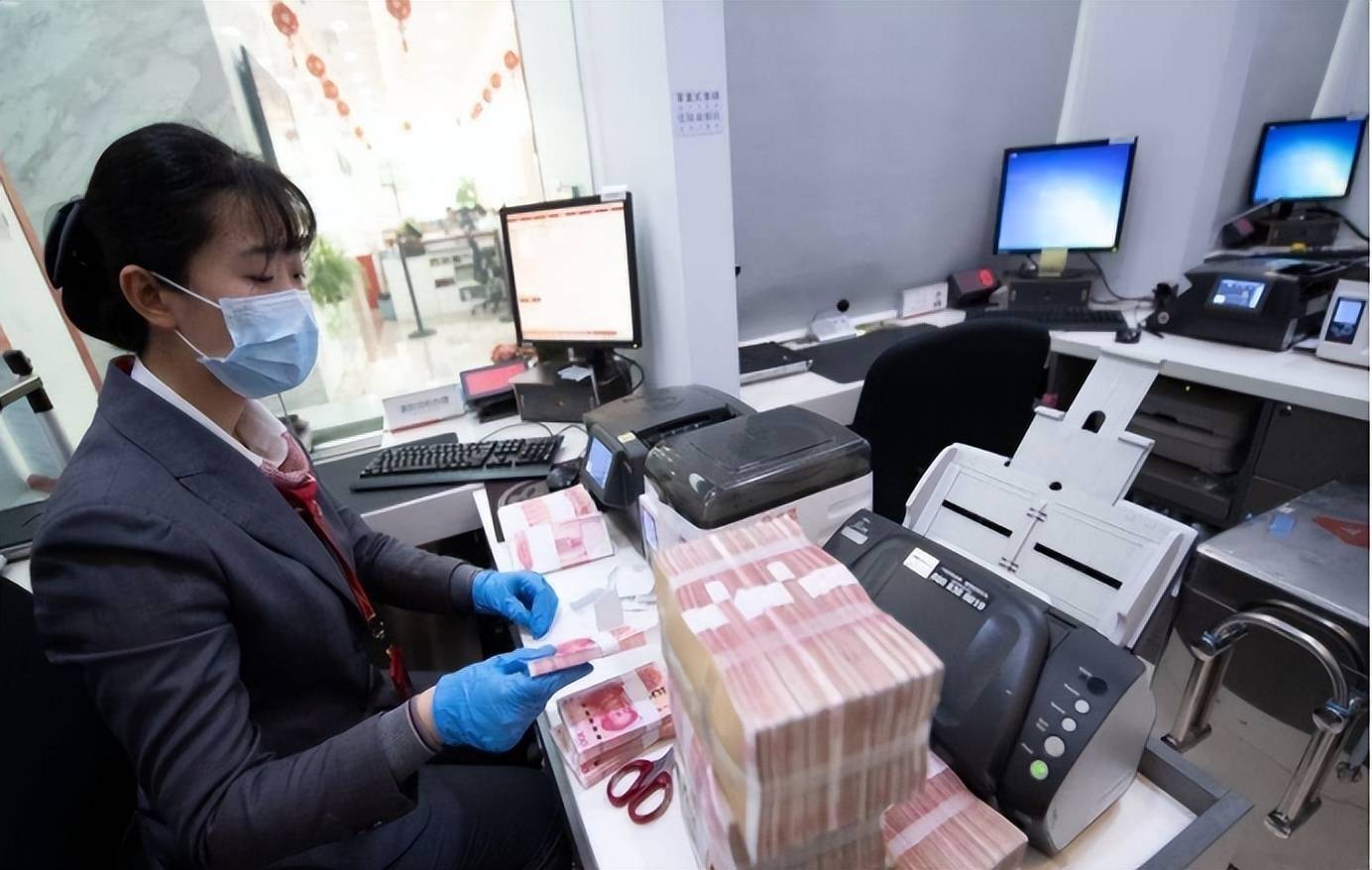 银行员工错将800元转成800万但储户已把钱花光谁来负责