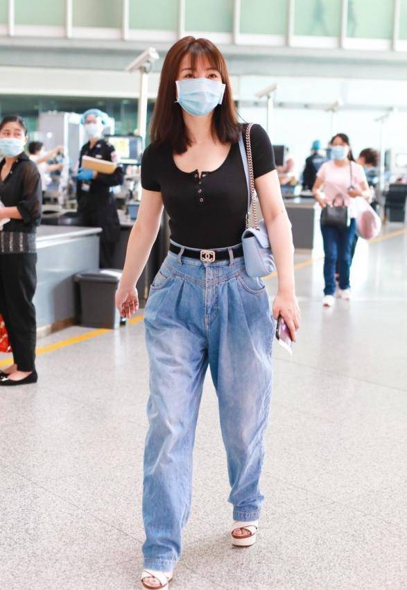 原创39岁柳岩真会穿黑色紧身t恤配牛仔裤上紧下松好时髦