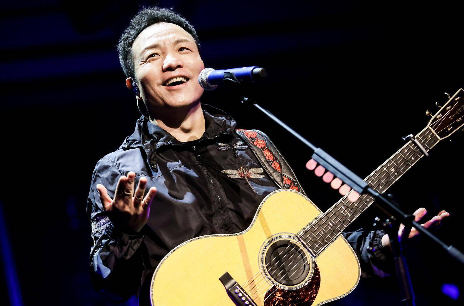 许巍昆明开露天演唱会,歌迷爬树上房观看,更有网友称看了想辞职