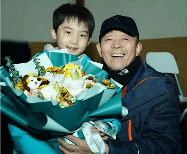 蒋雯丽64岁老公近照曝光,与多位戏骨同框,戴帽子精神好_顾长卫_朱怀旭