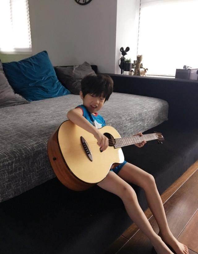 小泡芙家里有兄妹三个,老大刘宇恩6岁,老大刘宇芙4岁,老三刘宇姗3岁