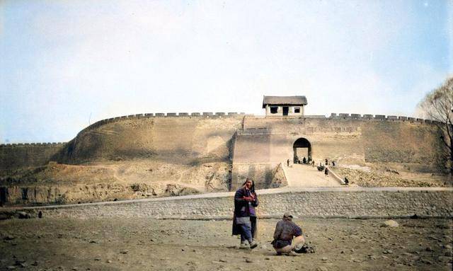 100多年前,河南陕州的古城墙,古甘棠和彰德街头所见_辫子_男子_黄土坡