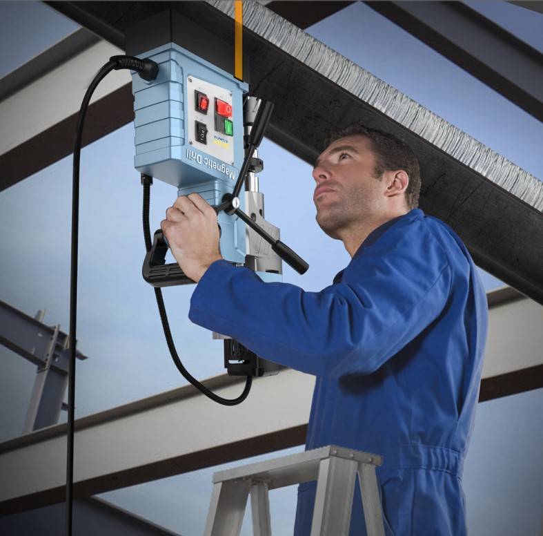 定义磁力钻简单通俗的定义就是吸附在钢结构上打孔的钻机.