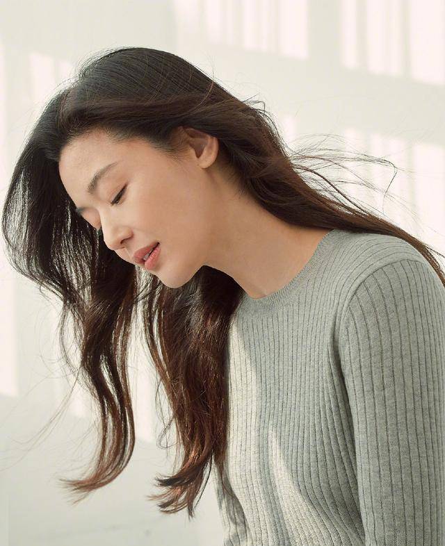 原创三十九岁的全智贤真的是疯了白衬衫搭配蓝牛仔清纯又禁欲