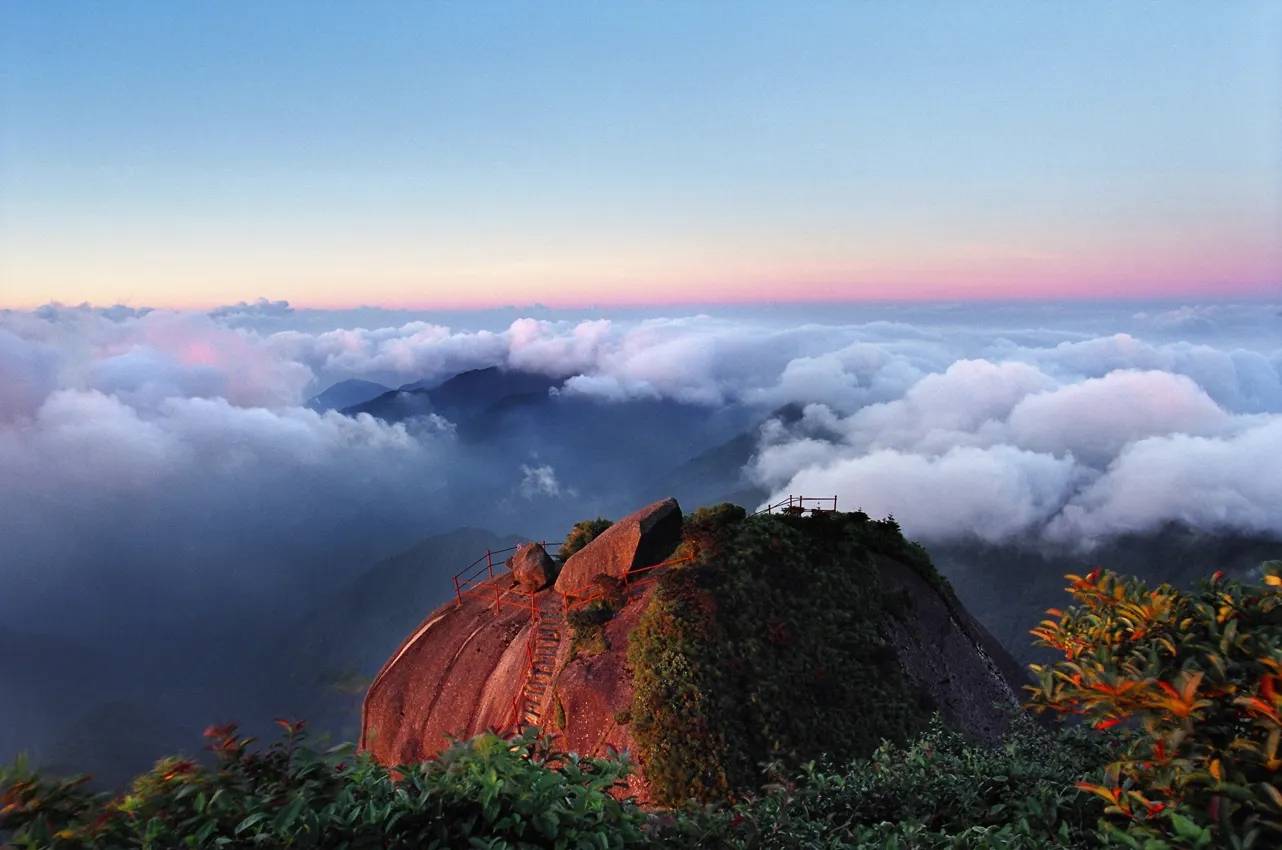 广西很受欢迎的一座山，是华南第一高峰，形似卧猫
