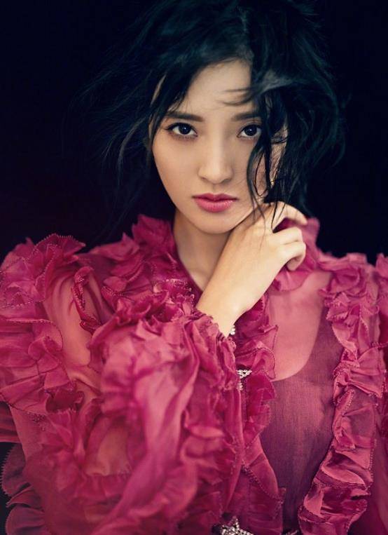 唐艺昕笑真挺"治愈"的,直角肩更显骨感,谁能想到她生过孩子_时尚_粉色