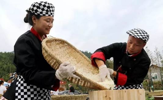 房县土城黄酒，房县土城黄酒酿造实拍，手工酿酒被记者报道