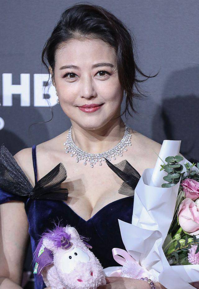 54岁周海媚不服老,穿黑色吊带裙优雅迷人,丰盈身材让人羡慕_礼服_气质