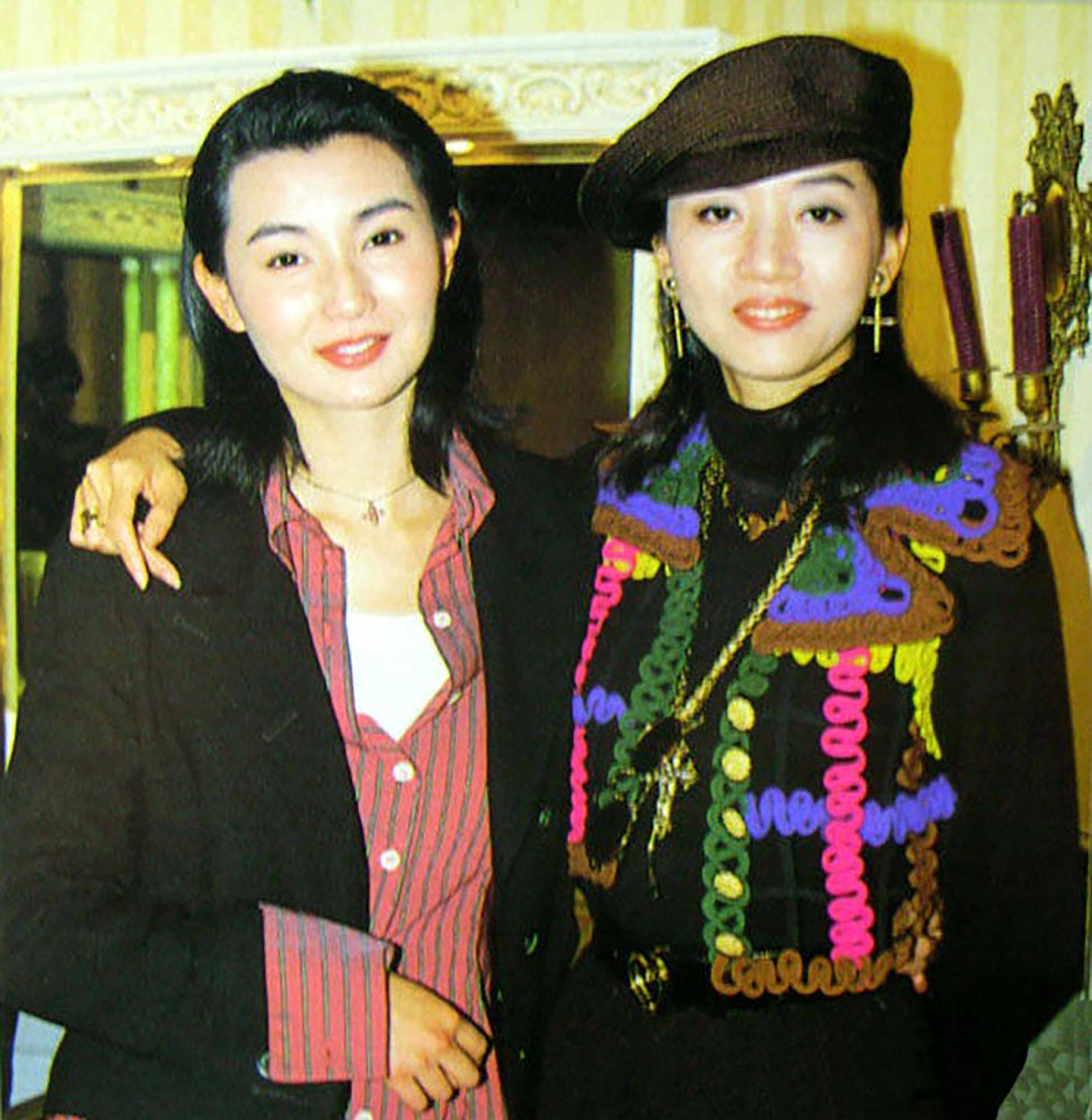 原创无法重拍的瞬间吸烟的梅艳芳打乒乓球的翁美玲穿军装扭秧歌的