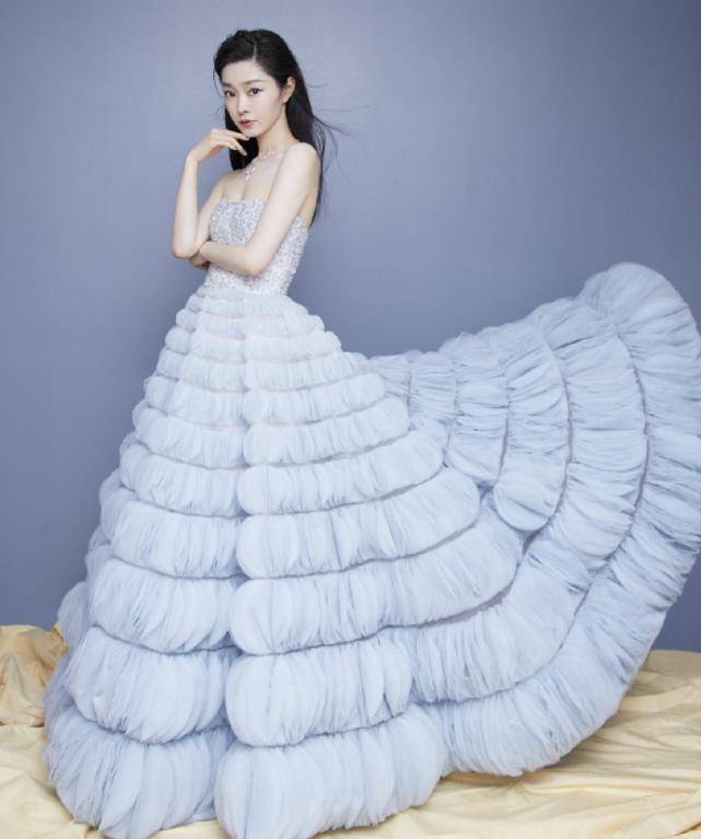 原创31岁宋轶旅游照公开穿碎花裙如少女却不如她真实肤色有吸引力