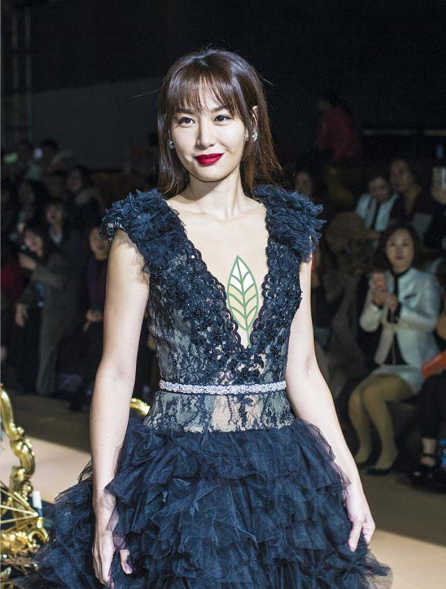 原创真服了徐子珊的身材穿这么厚重的裙子也不肿深蓝色还挺显白的