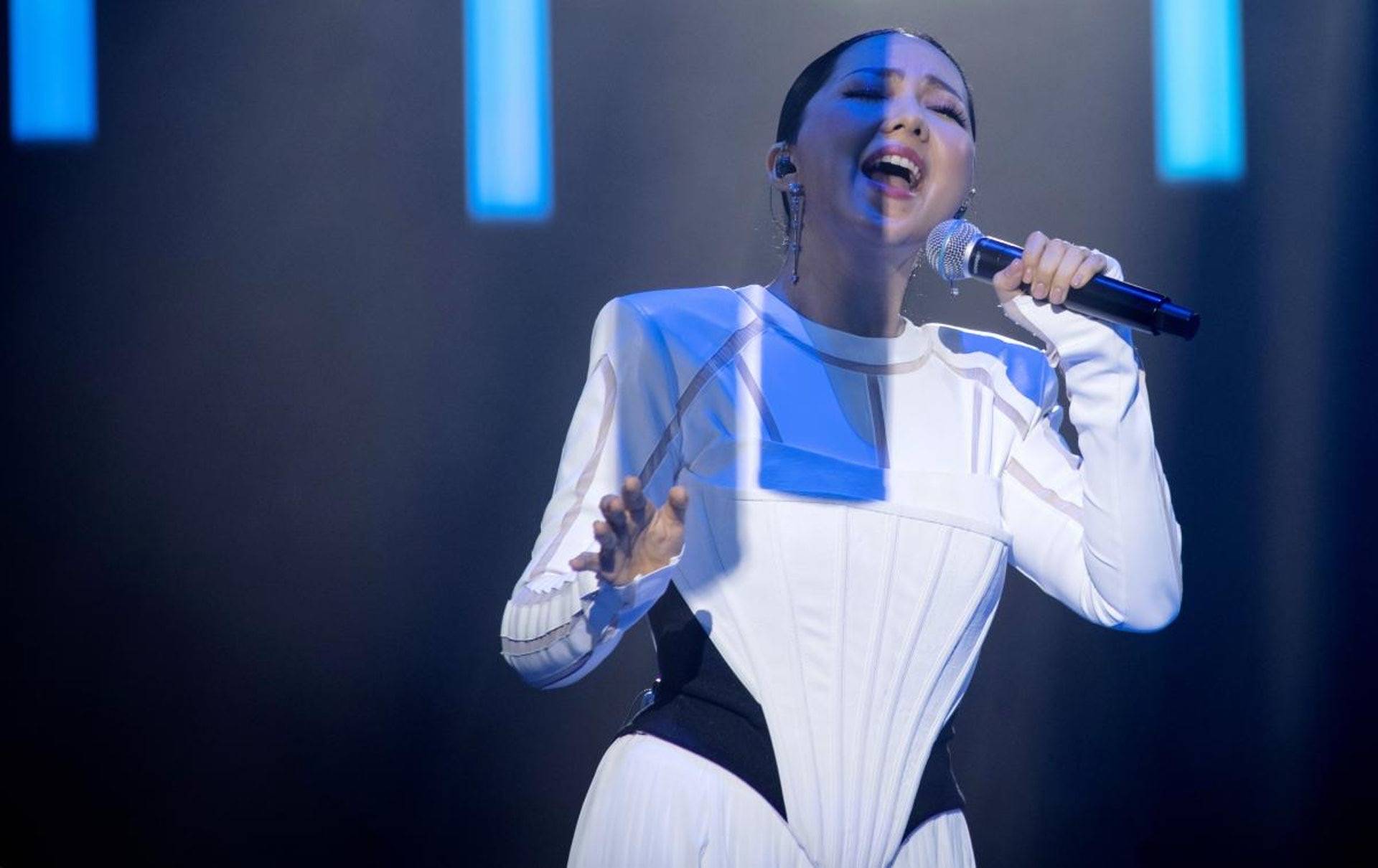 卫兰第五度办红馆个唱,五套造型低调朴实,郑中基任嘉宾掀起高潮_演唱