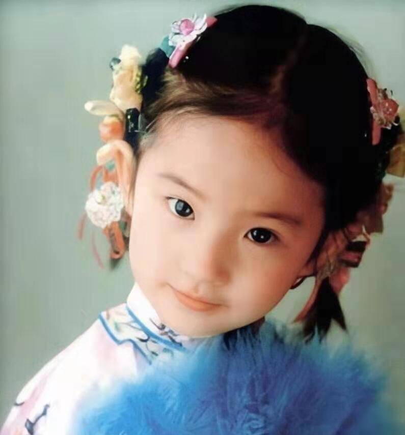 不过刘亦菲总能带给我们惊喜,比如最近的"幼儿园毕业照"中,刘亦菲居于