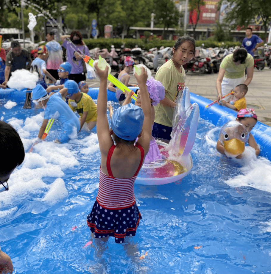 水球以音乐为舞,迸发出灿烂的水花,水花是小朋友们"胜利"的证明!