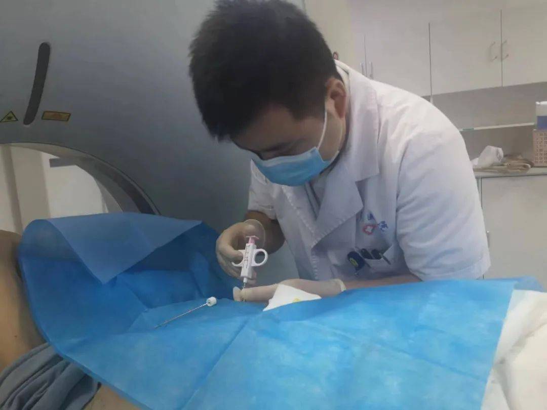 县第一医院肿瘤科主治医师刘强伟成功为一例复杂肺肿瘤患者穿刺活检