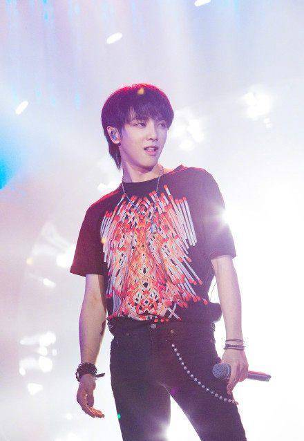 而春节档的最新一期,上一期的冠军kz谭定安首次献唱中文歌,而华晨宇则