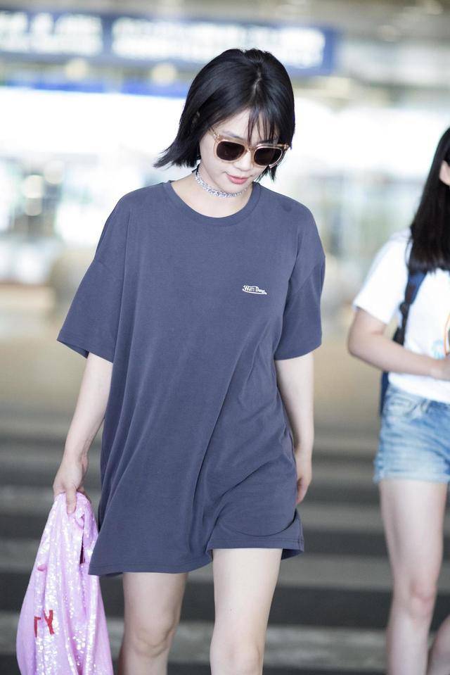 刘若英越老越会穿,白色长t恤搭配牛仔裤随性简约,温婉舒适_版型_颜色