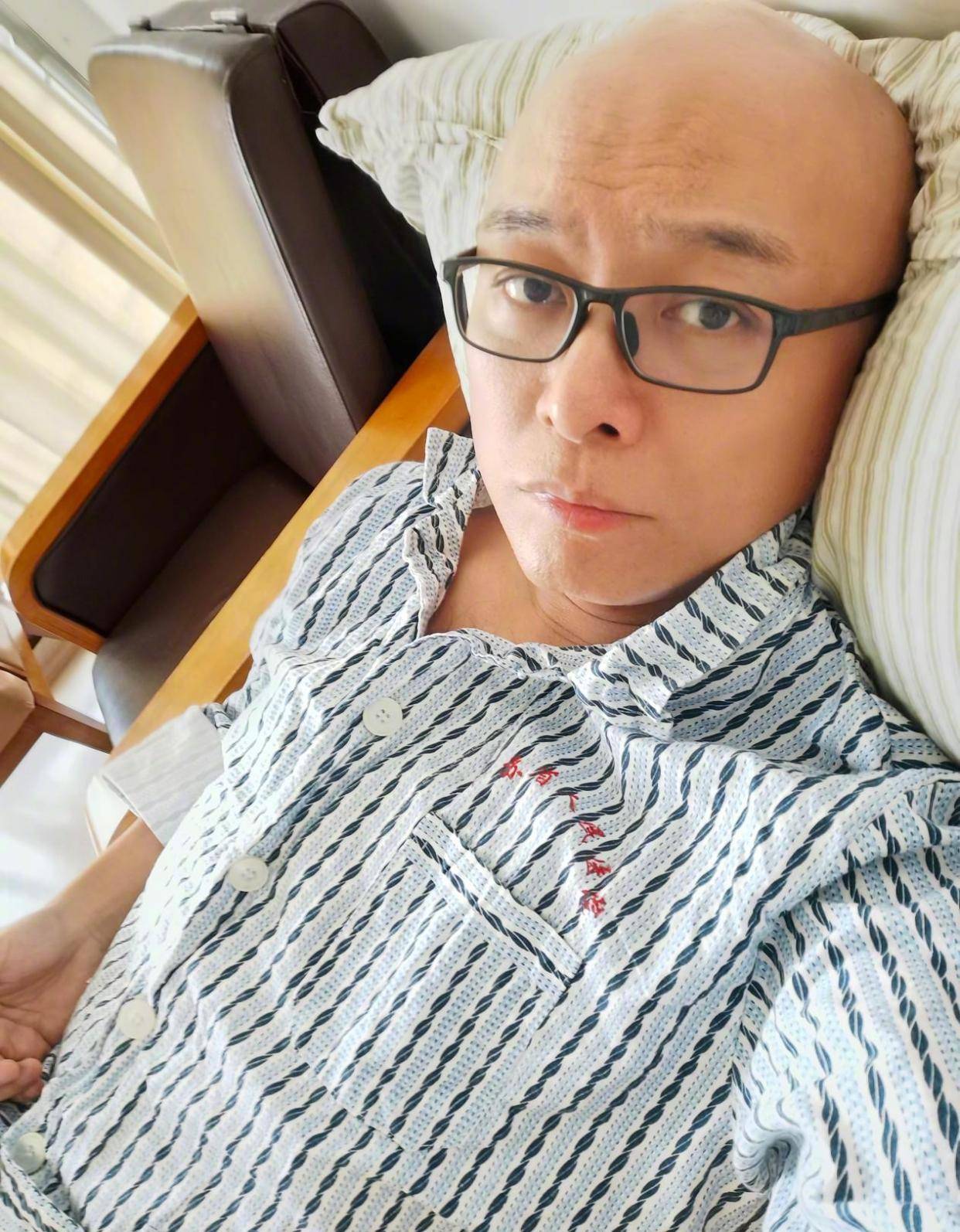 孟非还配文称:"麻醉师问你喝不喝酒,酒量多大的时候,你一定要老老实实