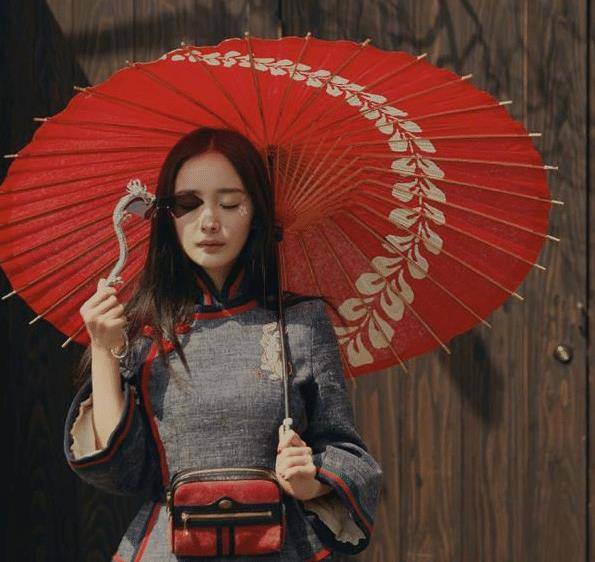 杨幂穿上日本和服有多惊艳?樱花树下拍照,瞬间美成画中人!