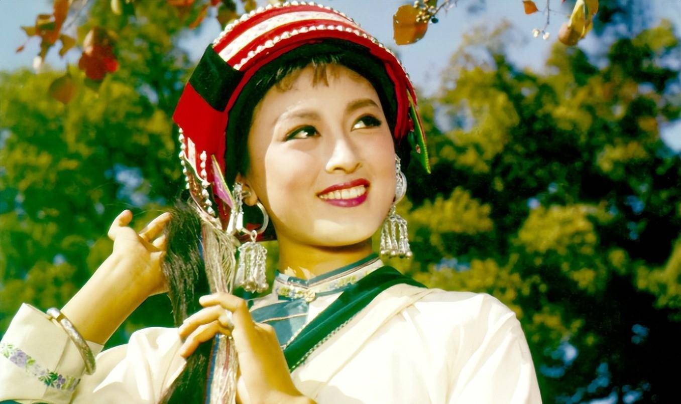 永远的"阿诗玛"杨丽坤去世22年,丈夫和两个儿子后来如何?