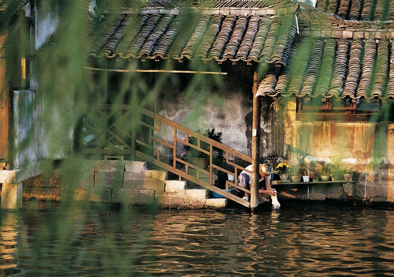 黄磊携家人再回乌镇 快来get同款暑假_戏剧节_年华_微博