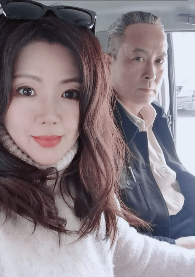 安亚平去世半个月,小17岁妻子悲伤不止