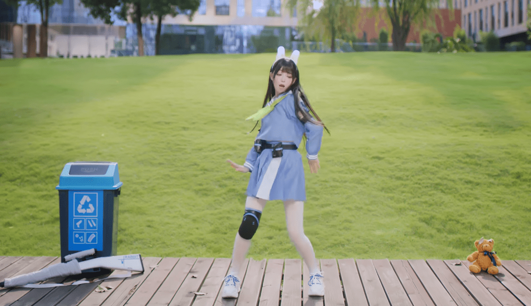 还有一个视频,是咬人猫丝滑换衣服的视频,短短几分钟就换了好几套衣服