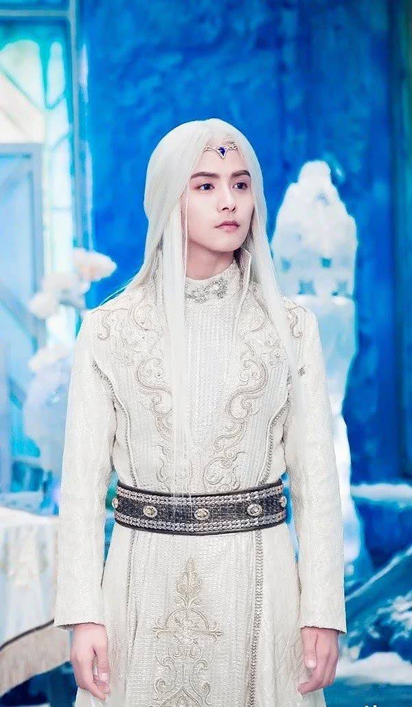 第二位就是我们男神马天宇,他在《幻城》之中出演的樱空释这颜值才是