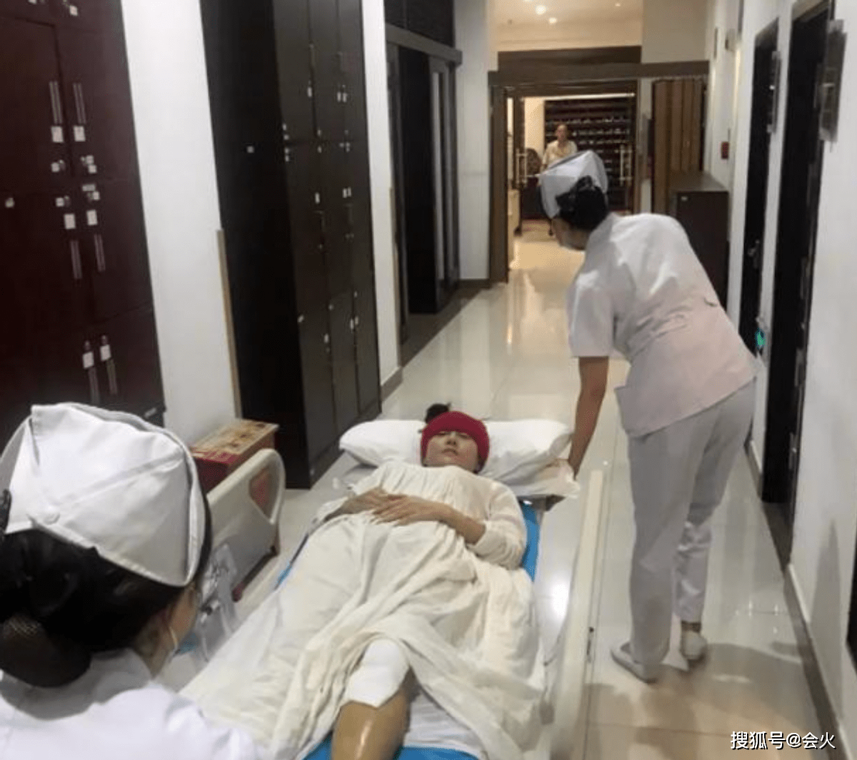 63岁杨丽萍眼睛开裂受伤!脸上包纱布上台谢幕