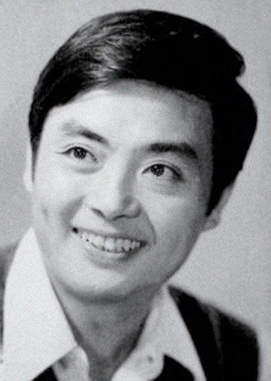 老戏骨毛永明:美男子变霸气光头认不出,现定居美国,子孙满堂_陶佐