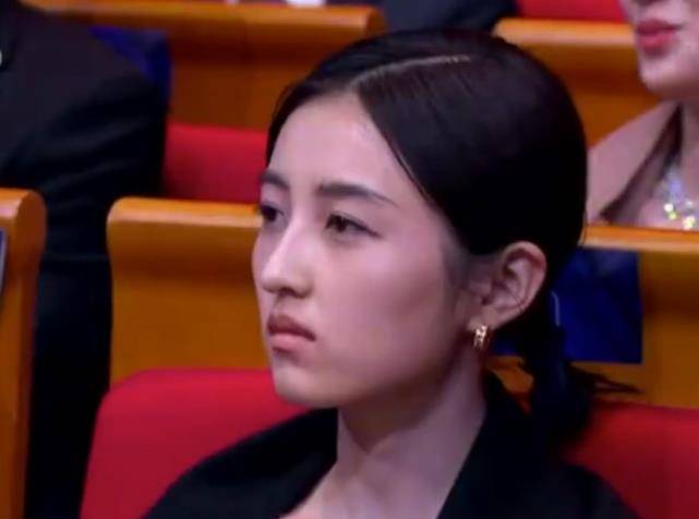 图片[6]-张小斐金鸡奖封后，刘浩存祝福张子枫垮脸，刘浩存比张子枫有风度-沐风文化