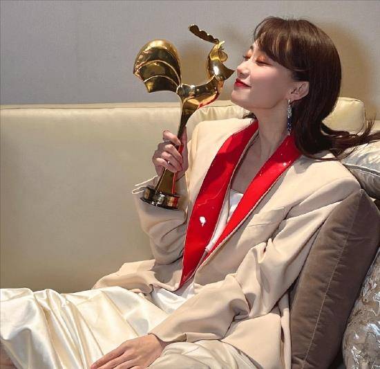 图片[4]-张小斐金鸡奖封后，刘浩存祝福张子枫垮脸，刘浩存比张子枫有风度-沐风文化