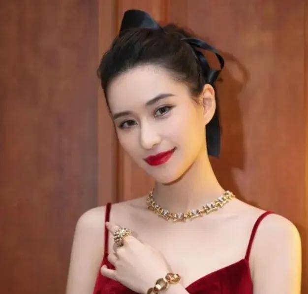 原创赌王何鸿燊最美千金何超莲与男星窦骁现身机场超恩爱而引发思考