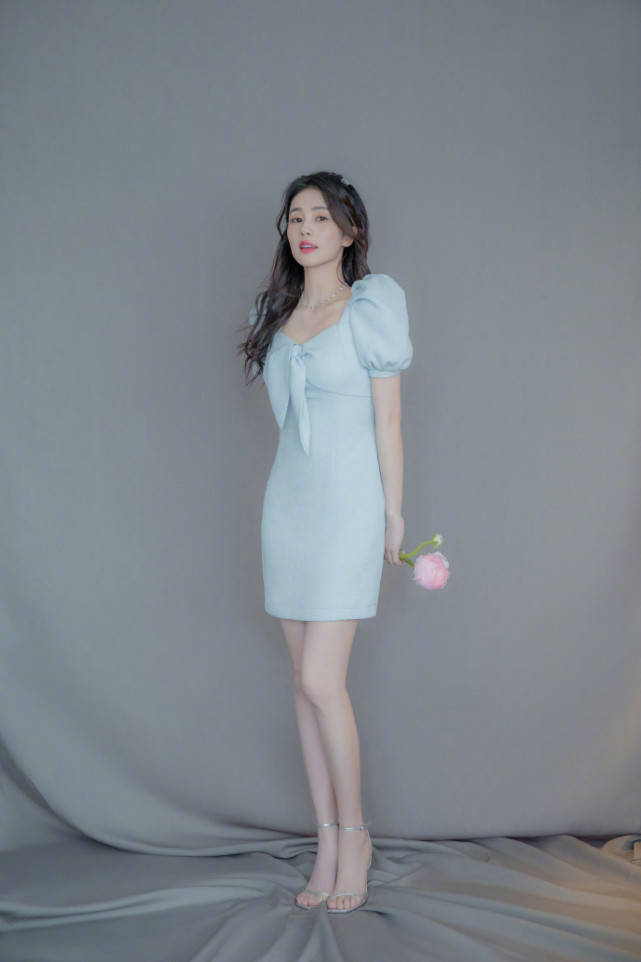 白鹿脚上的这双鞋子很时尚,既有高跟鞋的效果,看上去却和平底鞋无差别