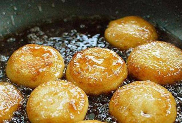 温州名小吃温州油蛋,油炸糯米粉,内软外脆,非常好吃_芝麻_玉米油_小火