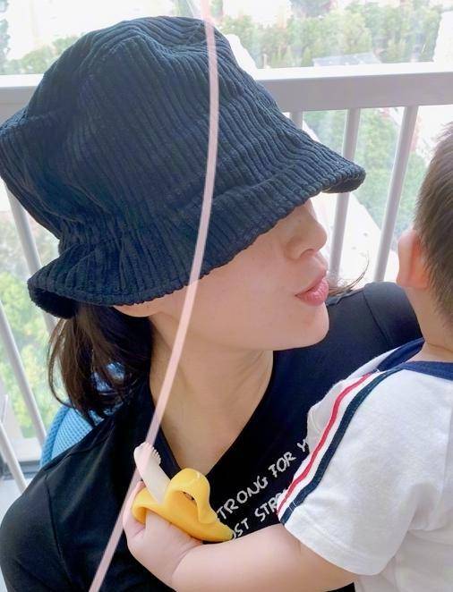 章子怡晒母子温馨合照,亲儿子亲出双下巴,弟弟露侧脸实力抢镜_秋玉侃