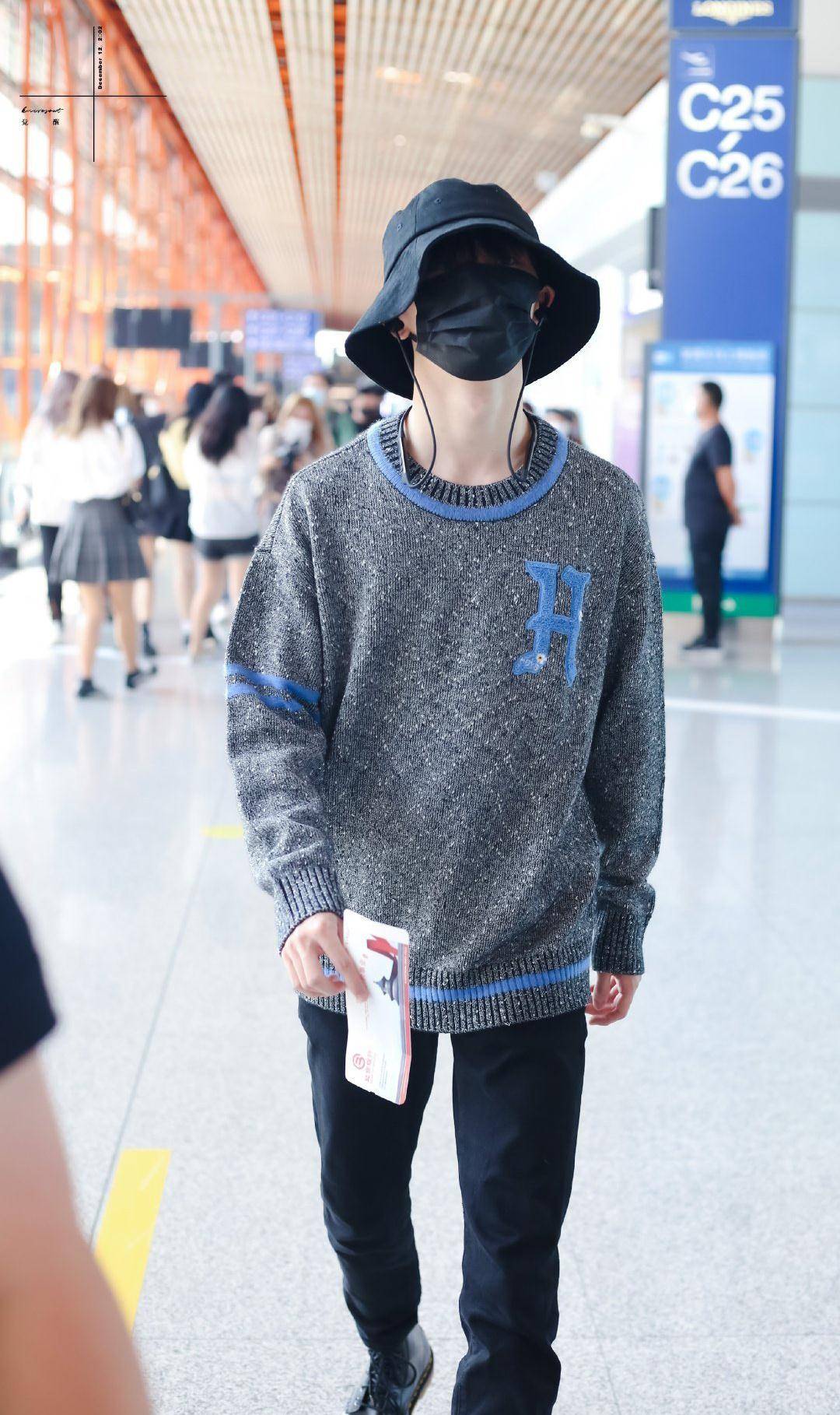 tnt机场照曝光,秋装上身元气满满,粉丝却对公司表示不满_马嘉祺_少年