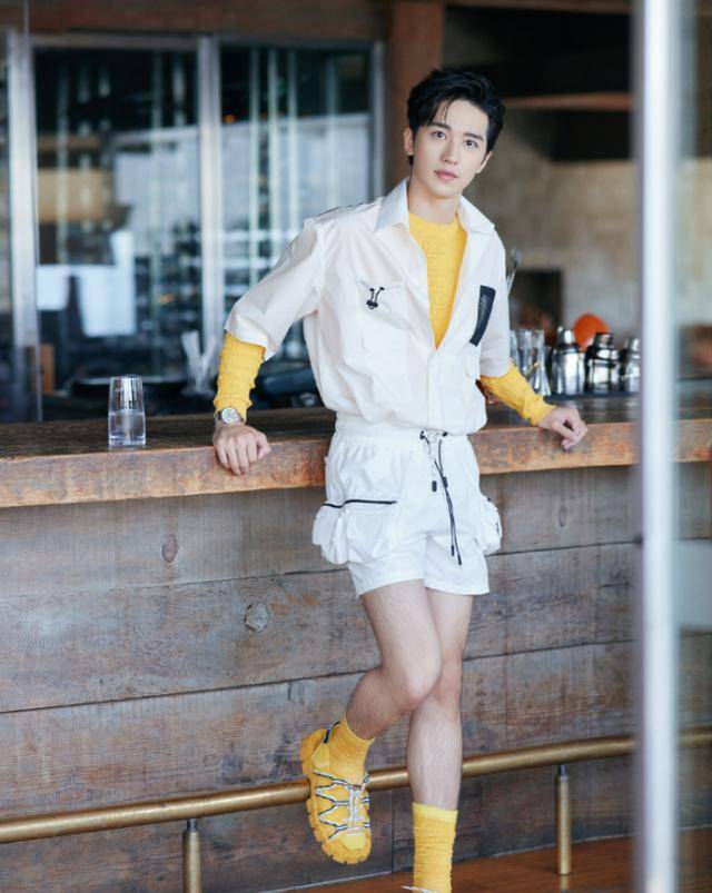 终于get到许魏洲的魅力,黑西装演绎霸总范,修长比例