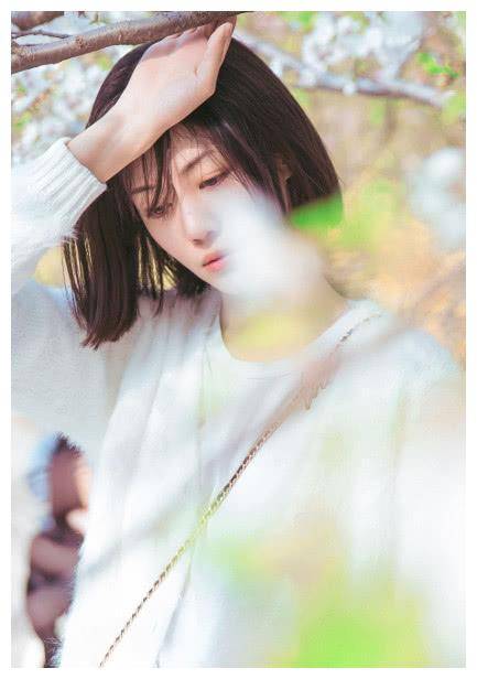 原创解约后的李溪芮拍时尚片白色绒衫清纯干净一笑更是百媚生