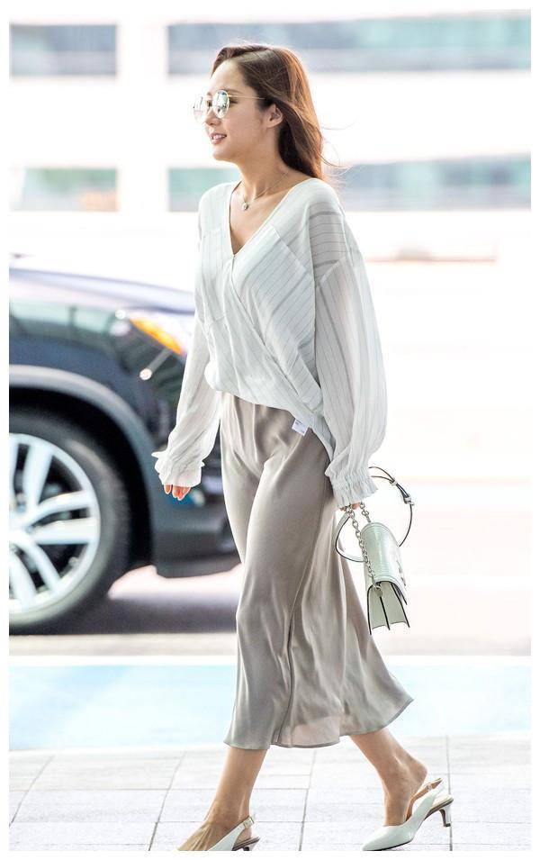 与短鞋跟搭配,显得更有气质,朴敏英身高中等,与尖跟搭配,腿部线条看