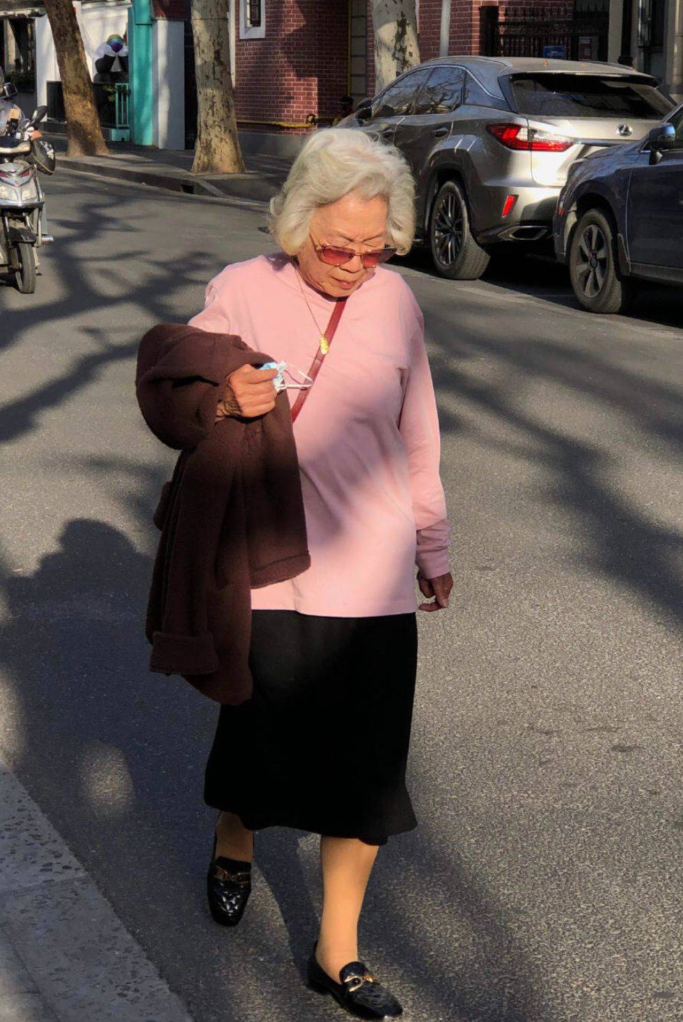 "上海阿婆"真会赶时髦,出门不穿黑白灰,花花绿绿比90后还洋气_奶奶