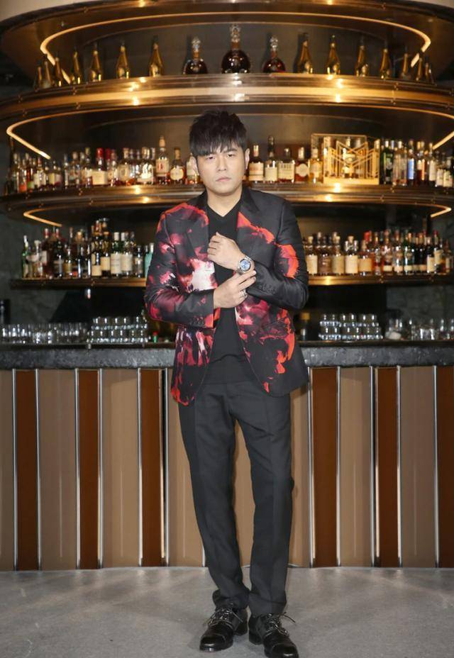 41岁周杰伦中年发福,公开吐槽自己身材,不能被衰老击败想拍打戏