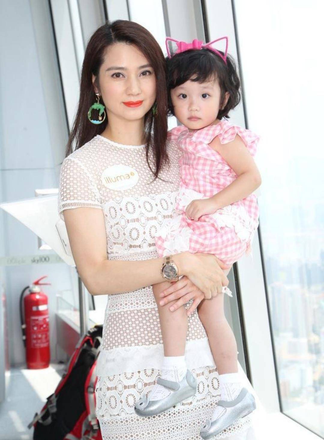 洪欣抱女儿拍亲子照,为显年轻特意穿半透网格裙,涂个红唇太惊艳