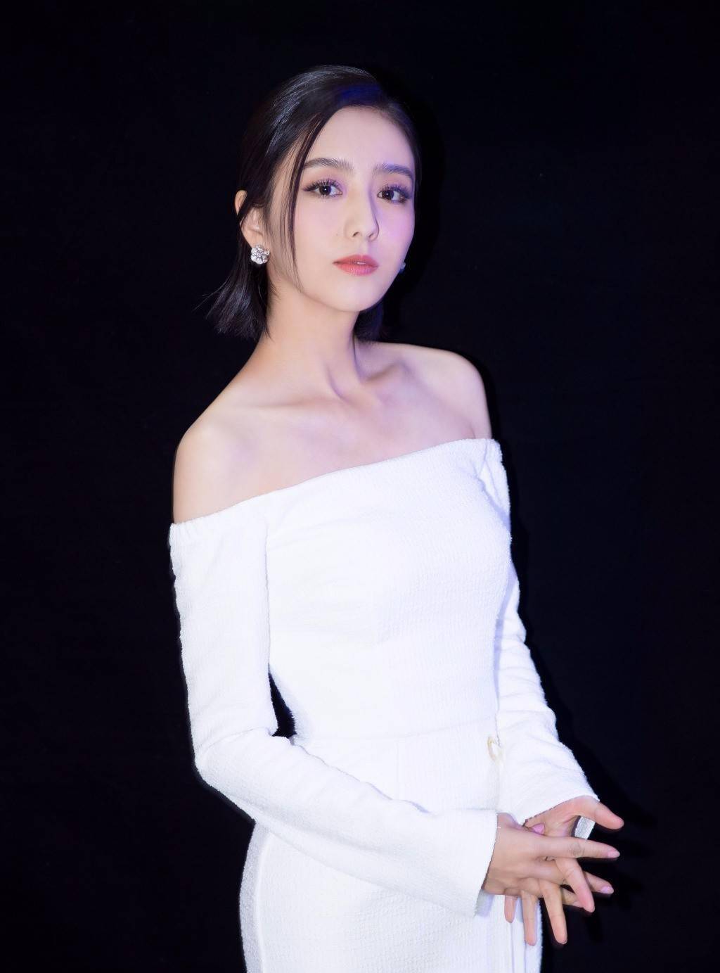 佟丽娅分手后近况曝光,街头与男友人互动状态很好,美貌依旧惊艳_手机